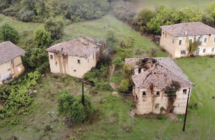 Tα πλίνθινα χωριά της Καστοριάς με το κόκκινο χρώμα