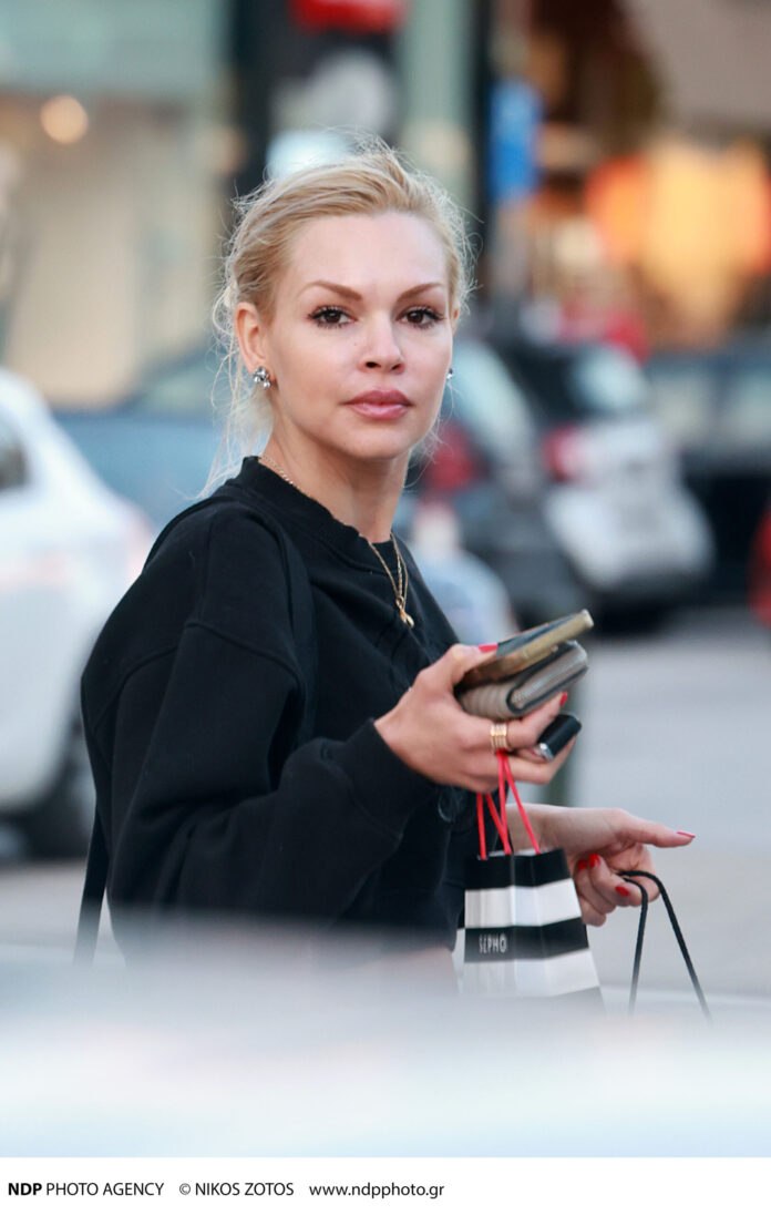 Φωτογραφικά καρέ από τη βόλτα της ηθοποιού στη Γλυφάδα