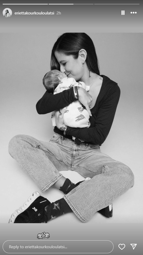 Οι τρυφερές φωτογραφίες με τον ενός μήνα γιο της