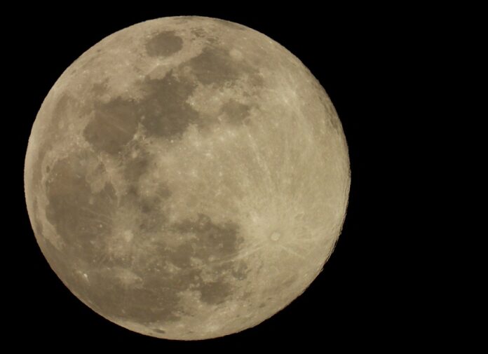 Η πρώτη πανσέληνος του 2025 φώτισε τον ουρανό