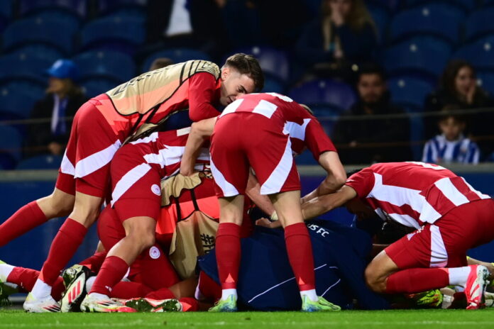 Έξαλλοι πανηγυρισμοί από παίκτες και οπαδούς μετά το θρίαμβο επί της Πόρτο