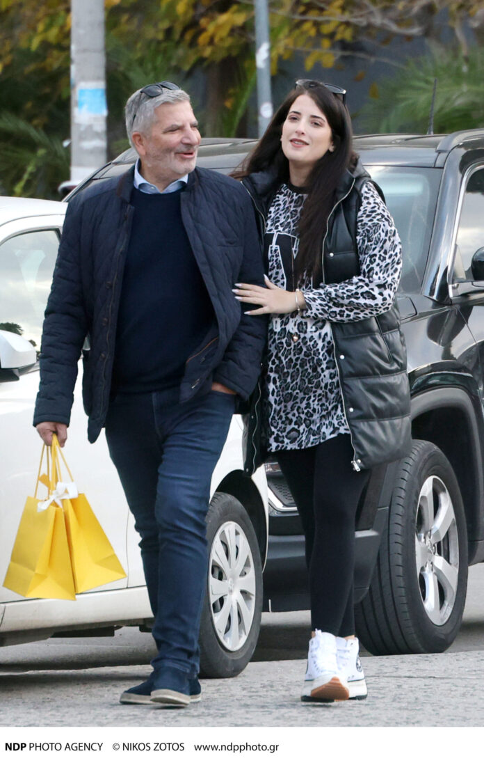 Γιώργος Πατούλης – Νάνσυ Κοιλού: Τα τρυφερά φιλιά σε βόλτα που έκαναν στη Γλυφάδα και «έπιασαν» οι φωτογράφοι