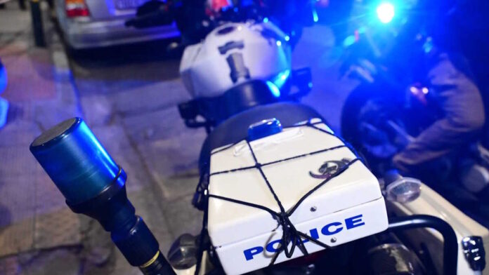 Η στιγμή που δύο άνδρες κλέβουν μηχανάκι