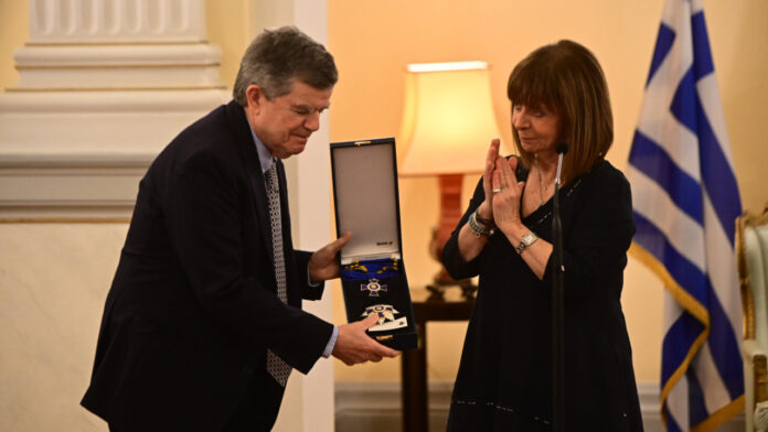 Η ΠτΔ απένειμε το παράσημο του Μεγαλόσταυρου του Τάγματος της Τιμής στον Αθανάσιο Μαρτίνο