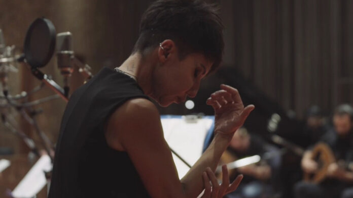 Σοφία Ρομπόλη: Τα social media υποκλίνονται στη διερμηνέα της νοηματικής