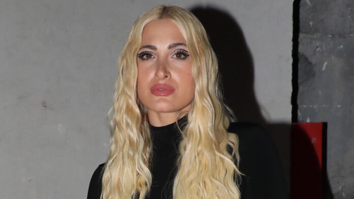 Ιωάννα Τούνη και Δημήτρης Αλεξάνδρου «κόλλησαν» με αυτοκίνητο στα χιόνια της Αράχωβας