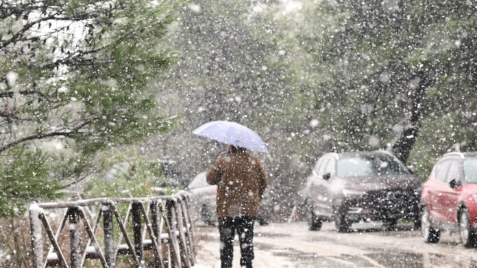 Καιρός: Ψυχρή εισβολή από σήμερα με καταιγίδες και χιόνια