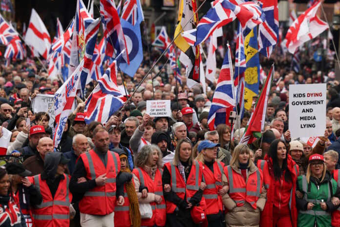 Χιλιάδες διαδηλωτές κατέκλυσαν το κέντρο του Λονδίνου υπέρ του ακροδεξιού Τόμι Ρόμπινσον