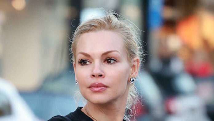 Ντύθηκε πασχαλίτσα αγκαλιά με την 8 μηνών κόρη της