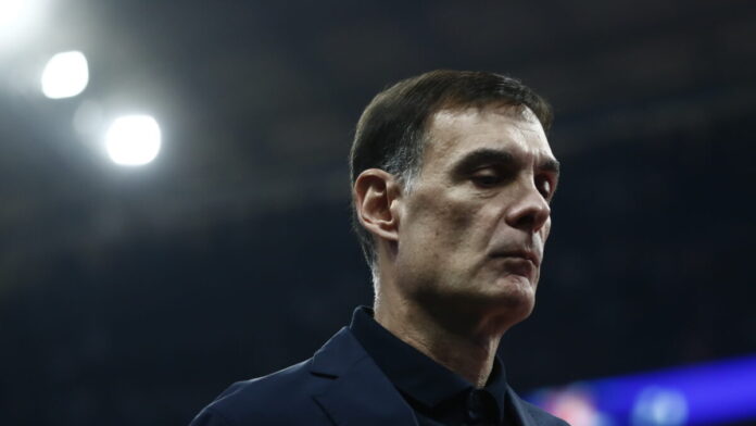 Ο Γιώργος Μπαρτζώκας τραυματίστηκε στην προσπάθειά του να κάνει παρατηρήσεις στους παίκτες του Ολυμπιακού στον τελικό του Κυπέλλου