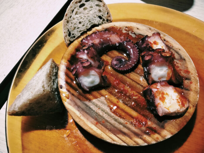 Χταπόδι στην κατσαρόλα με κρασί και μπαχαρικά