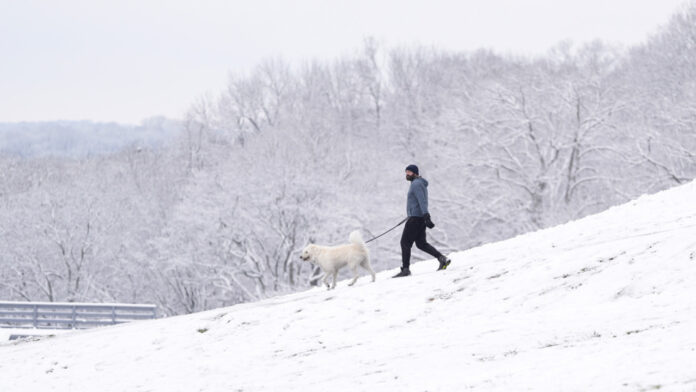 Καιρός σήμερα: Παγωνιά, βροχές και χιόνια στα ορεινά