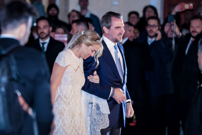 Η εντυπωσιακή έξοδος των νεόνυμφων από τον ναό