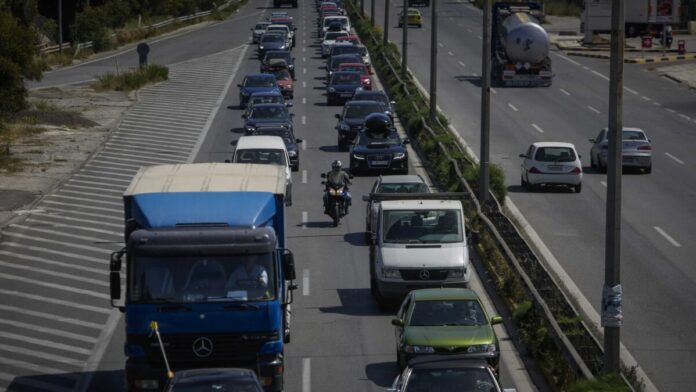 Αυτοκίνητο συγκρούστηκε με λεωφορείο στο ρεύμα προς Κόρινθο – Κυκλοφοριακό «έμφραγμα» στο σημείο