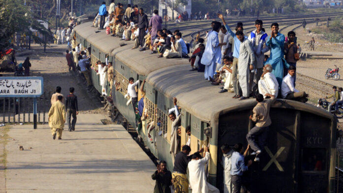 pakistan_train_ap10111509713.jpg