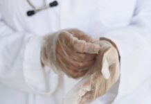 Ιδιώτες γιατροί στα νοσοκομεία: Το ΕΣΥ ανάμεσα σε «μπαλώματα» και μπίζνες