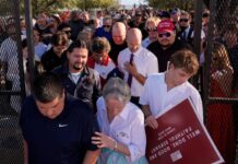 Ο εμπρηστικός Τραμπ, η χήρα Έρικα, η επανασύνδεση με Μασκ και το μέλλον του MAGA μετά τη δολοφονία